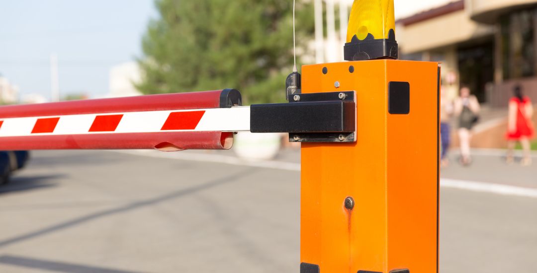Fabbrica, installazione, manutenzione di porte automatiche TOPP AUTOMAZIONI. Installazione e manutenzione automatismi per accessi carrabili e pedonali. Cancelli a battente, scorrevoli, barriere veicolari, porte sezionali, basculanti, serrande, FAAC, BFT, CAME, TOPP, NICE, GEZE, GENIUSS, DITEC, ENTREMATIC, MANUSA, TRELINEA, PA,