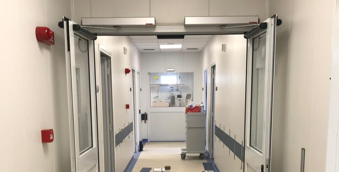 Fabbrica, installazione, manutenzione di porte automatiche TOPP AUTOMAZIONI. Installazione e manutenzione automatismi per accessi carrabili e pedonali. Cancelli a battente, scorrevoli, barriere veicolari, porte sezionali, basculanti, serrande, FAAC, BFT, CAME, TOPP, NICE, GEZE, GENIUSS, DITEC, ENTREMATIC, MANUSA, TRELINEA, PA,
