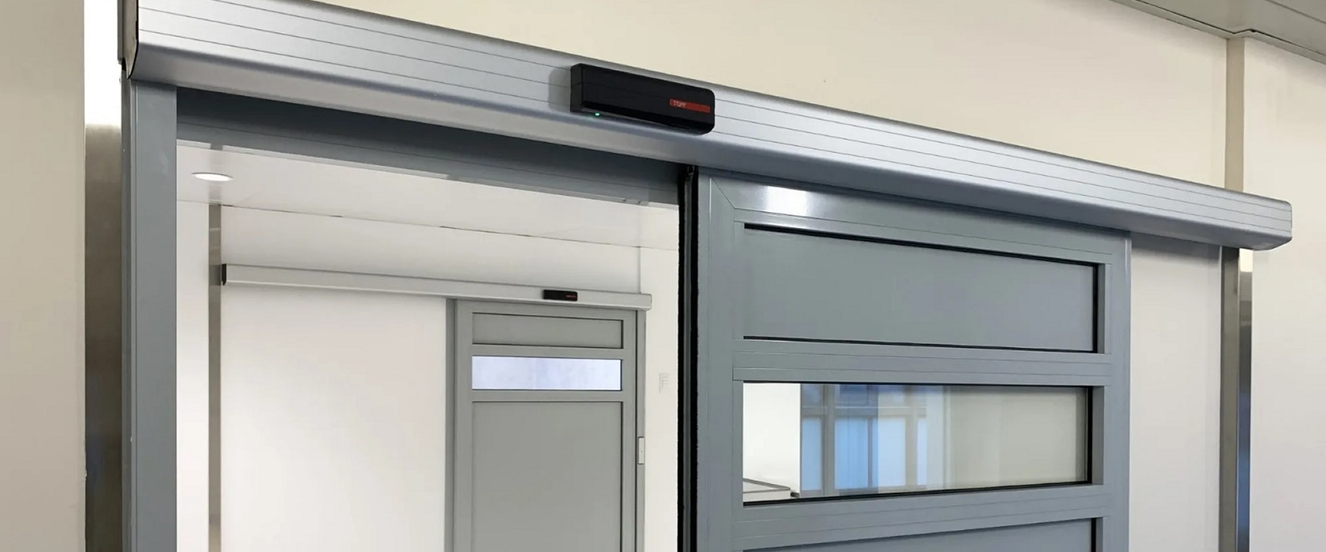 Fabbrica, installazione, manutenzione di porte automatiche TOPP AUTOMAZIONI. Installazione e manutenzione automatismi per ingressi carrabili e pedonali. Cancelli a battente, scorrevoli, barriere veicolari, porte sezionali, basculanti, serrande, FAAC, BFT, CAME, TOPP, NICE, GEZE, GENIUSS, DITEC, ENTREMATIC, MANUSA, TRELINEA, PA,