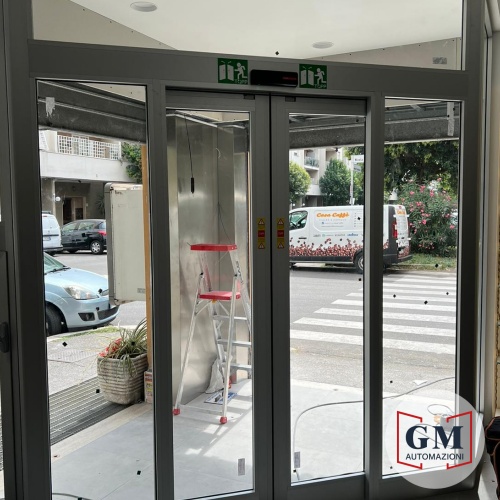 Fabbrica, installazione, manutenzione di porte automatiche TOPP AUTOMAZIONI. Installazione e manutenzione automatismi per ingressi carrabili e pedonali. Cancelli a battente, scorrevoli, barriere veicolari, porte sezionali, basculanti, serrande, FAAC, BFT, CAME, TOPP, NICE, GEZE, GENIUSS, DITEC, ENTREMATIC, MANUSA, TRELINEA, PA,