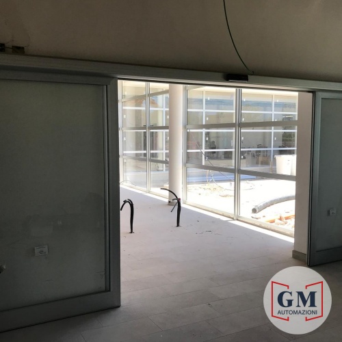 Fabbrica, installazione, manutenzione di porte automatiche TOPP AUTOMAZIONI. Installazione e manutenzione automatismi per ingressi carrabili e pedonali. Cancelli a battente, scorrevoli, barriere veicolari, porte sezionali, basculanti, serrande, FAAC, BFT, CAME, TOPP, NICE, GEZE, GENIUSS, DITEC, ENTREMATIC, MANUSA, TRELINEA, PA,