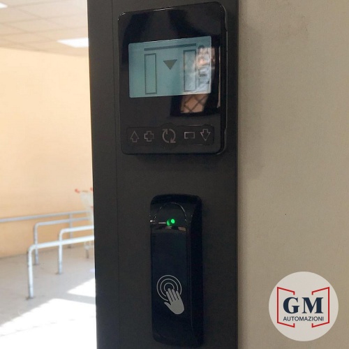 Fabbrica, installazione, manutenzione di porte automatiche TOPP AUTOMAZIONI. Installazione e manutenzione automatismi per ingressi carrabili e pedonali. Cancelli a battente, scorrevoli, barriere veicolari, porte sezionali, basculanti, serrande, FAAC, BFT, CAME, TOPP, NICE, GEZE, GENIUSS, DITEC, ENTREMATIC, MANUSA, TRELINEA, PA,